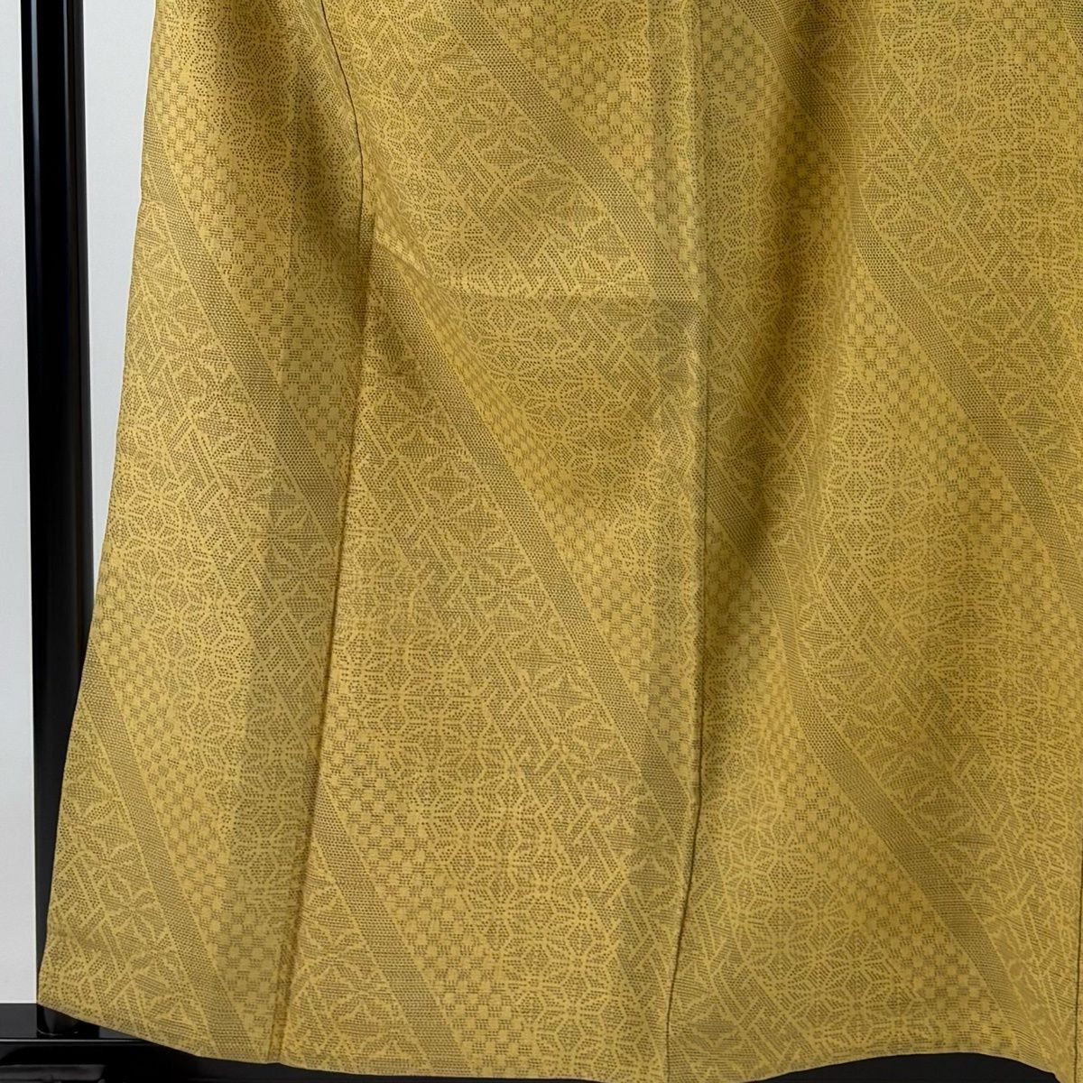 【美品】 紬 身丈158cm 裄丈65.5cm M 単衣 バチ衿 麻の葉 斜縞 からし色 正絹 秀品 【中古】
