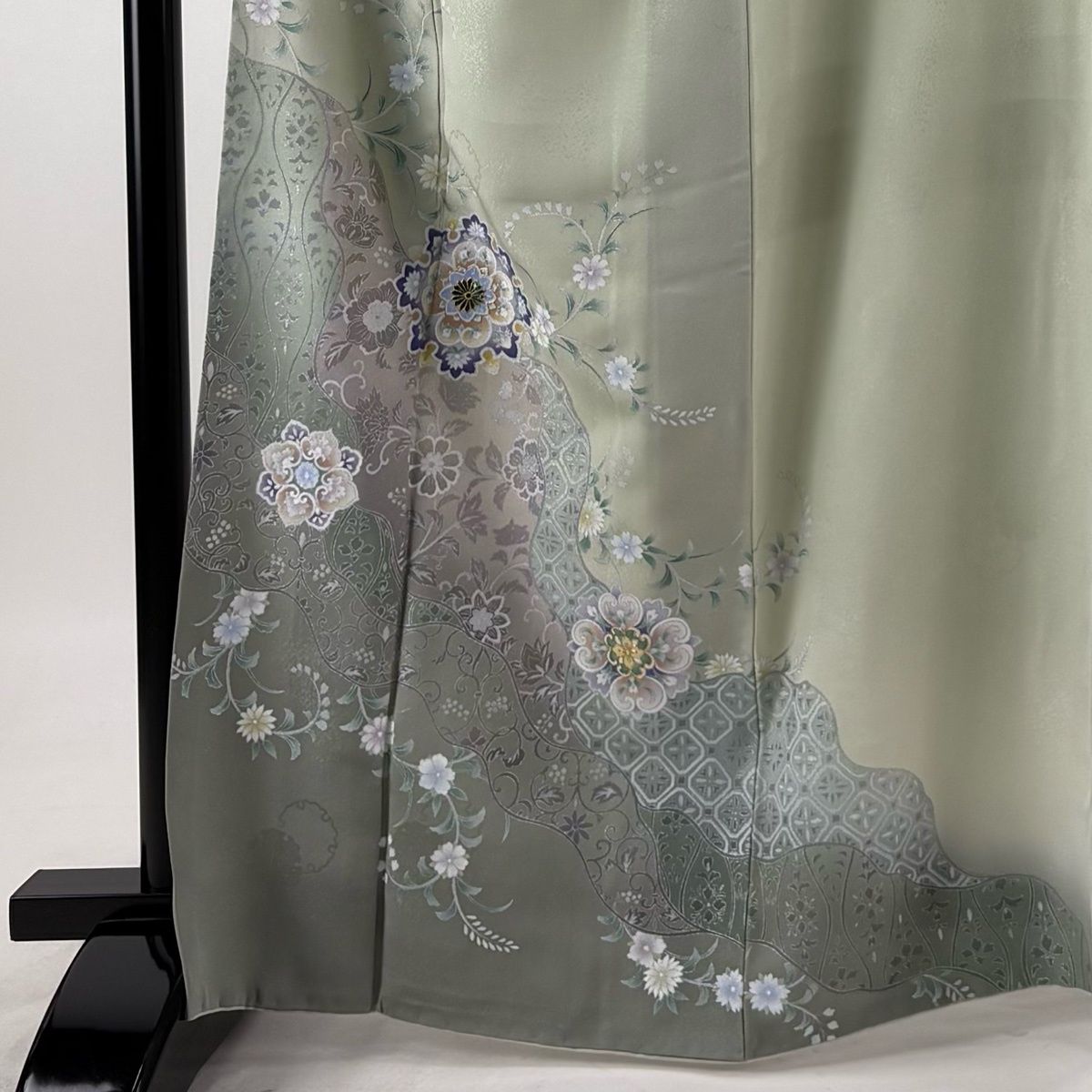 【美品】 付下げ 身丈164cm 裄丈65cm M 袷 落款 華文 草花 螺鈿 金銀彩 薄緑 正絹 秀品 【中古】