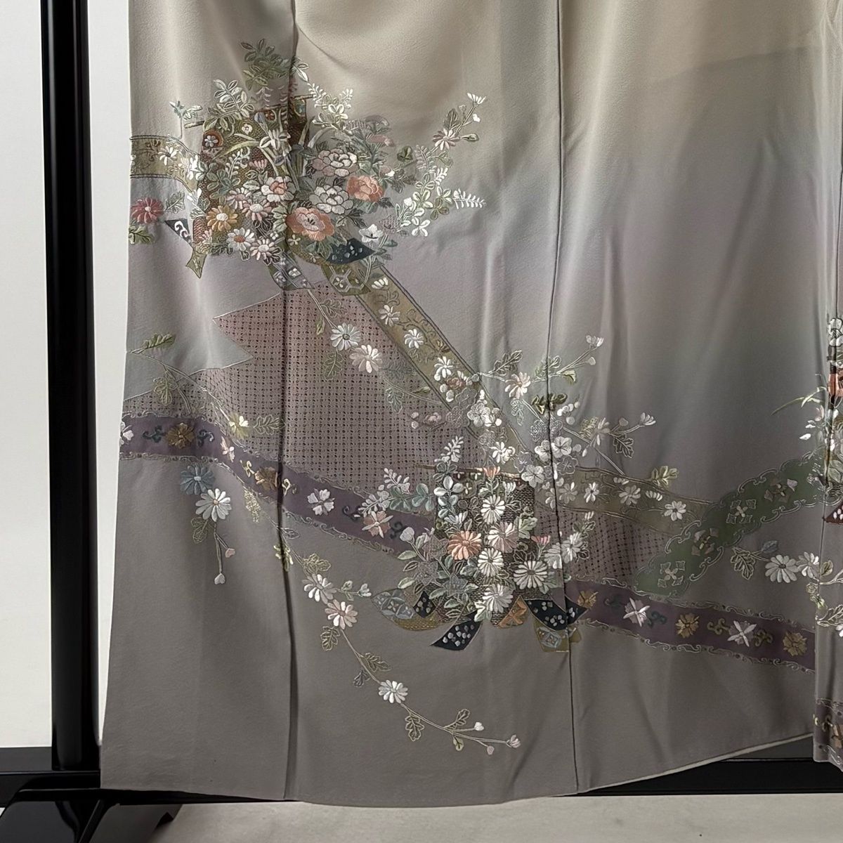 訪問着 身丈157cm 裄丈67cm M 袷 几帳 草花 刺繍 金糸 灰色 正絹 秀品 【中古】