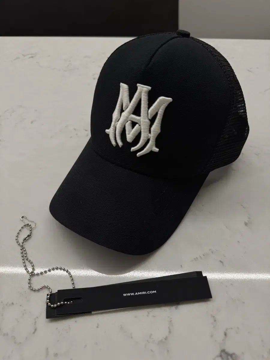 OS AMIRI MA ロゴ トラッカー 帽子