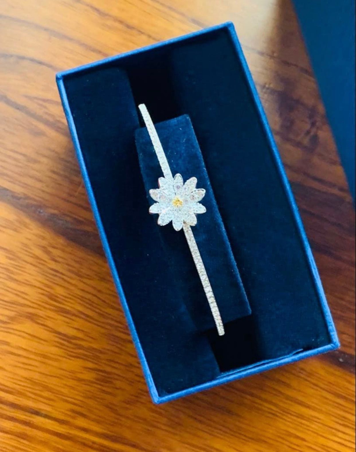ほぼ新品スワロフスキーSwarovski Eternal Flower バングル