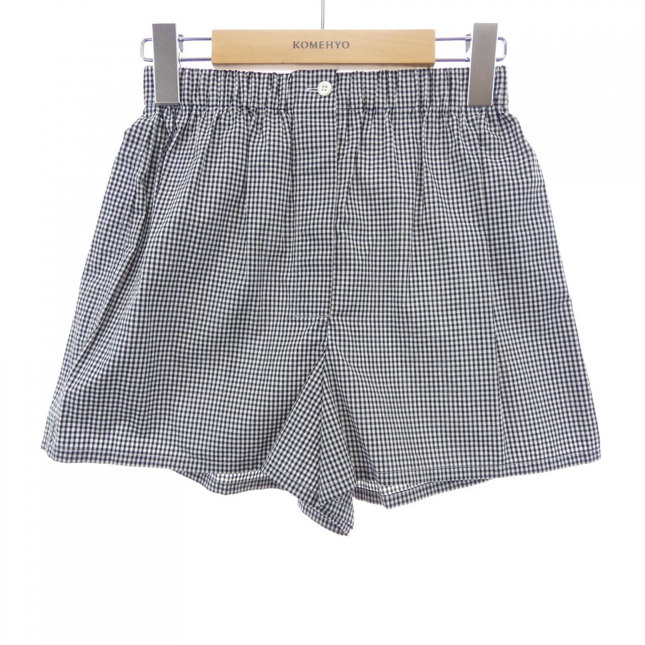 プラダ PRADA トライアングルロゴ P247G S221 109C ショートパンツ