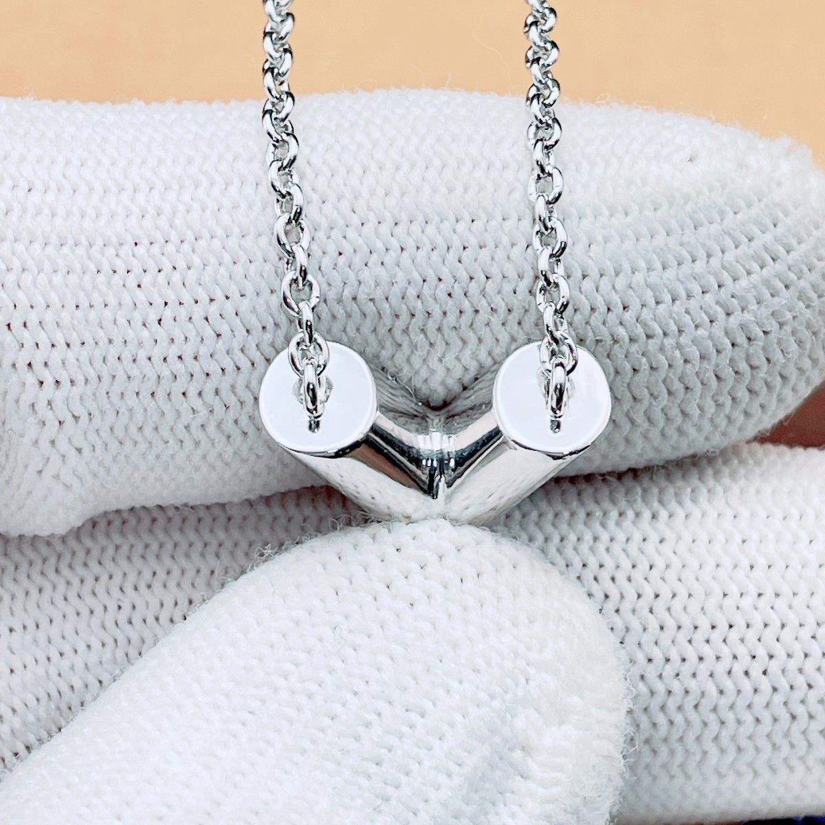 LOUIS VUITTON ネックレス エセンシャルV シルバー 正規品】ルイヴィトンLOUISVUITTON エセンシャルVシルバーネックレス