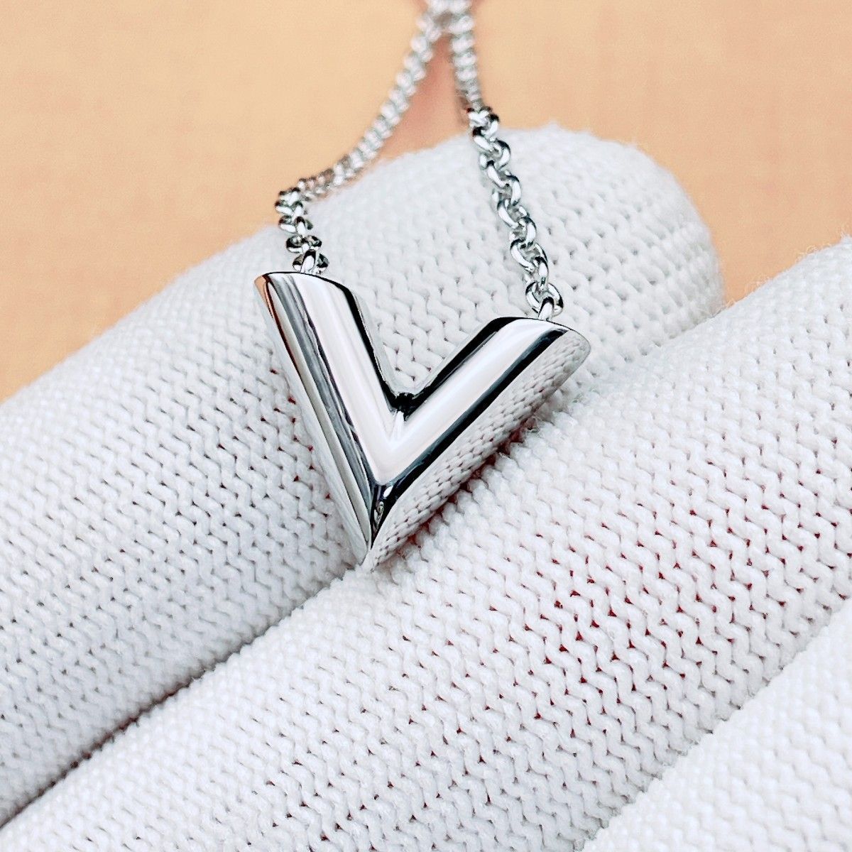 ◇ルイヴィトン◇新品仕上済 LOUIS VUITTON M63197 エセンシャルV