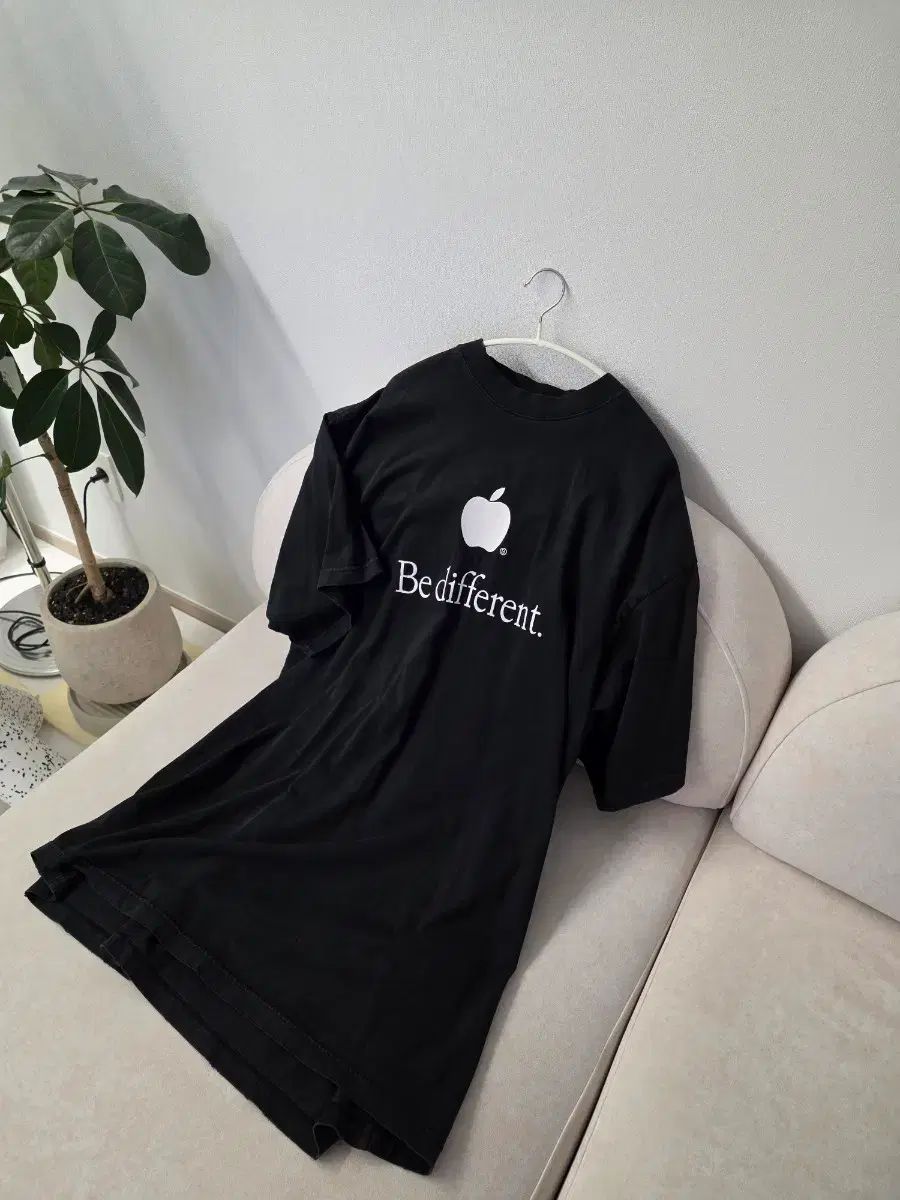 4 バレンシアガ Apple be diffrent 半袖 Tシャツ ブラック