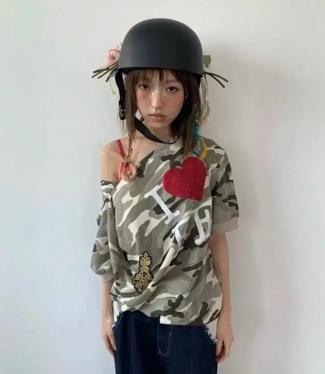 ショップフェアリー カモフラージュ ハート プリント オフショルダー Tシャツ