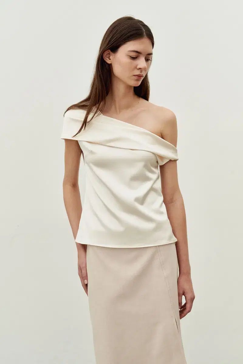 르에 lea SILK ONE OFFSHOILDER TOP S