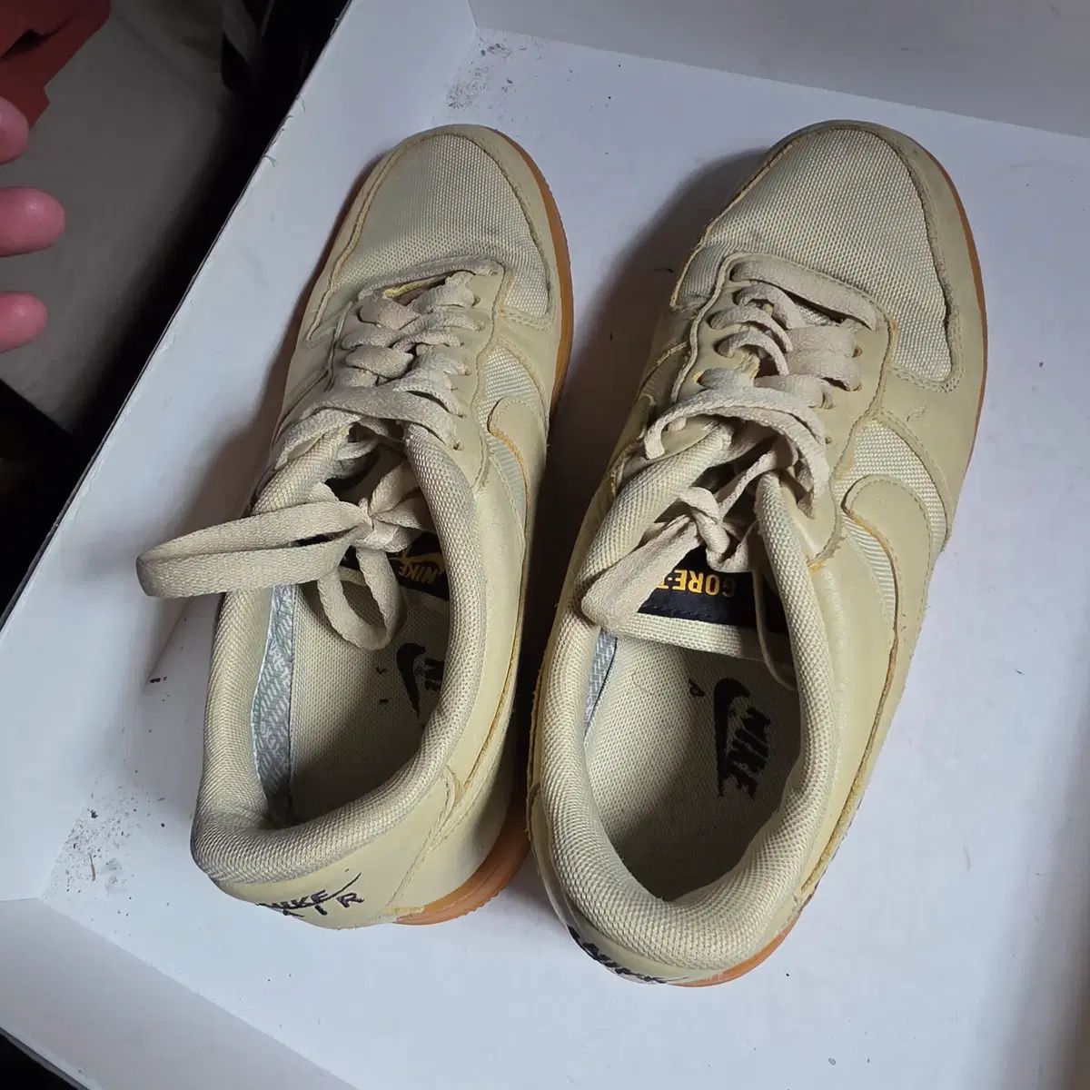 153 NIKE エアフォース 1 ロー GORE-TEX チーム GOLD 260mm - メルカリ