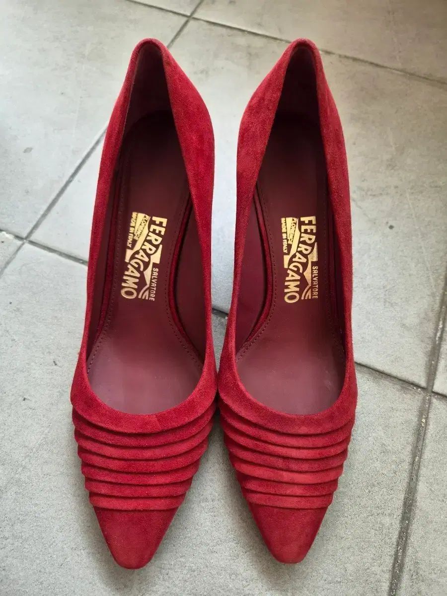 FERRAGAMO フェラガモ レッド スウェード パンプス 正規品