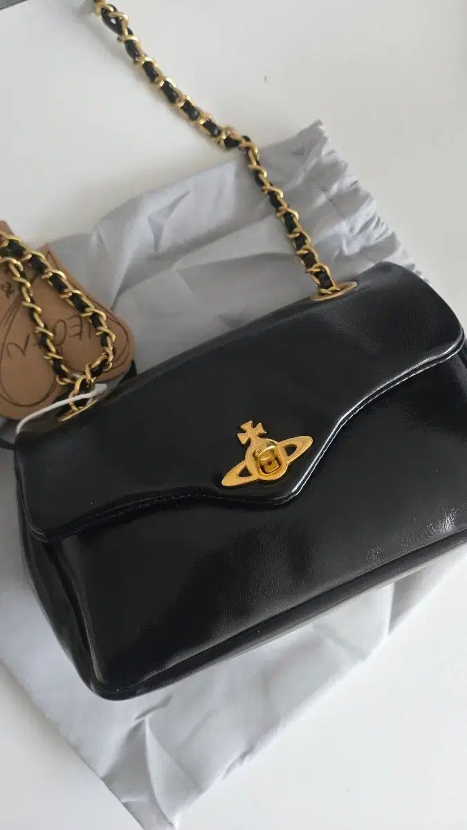 VIVIENNE WESTWOOD ブラック エナメル チェーンバッグ