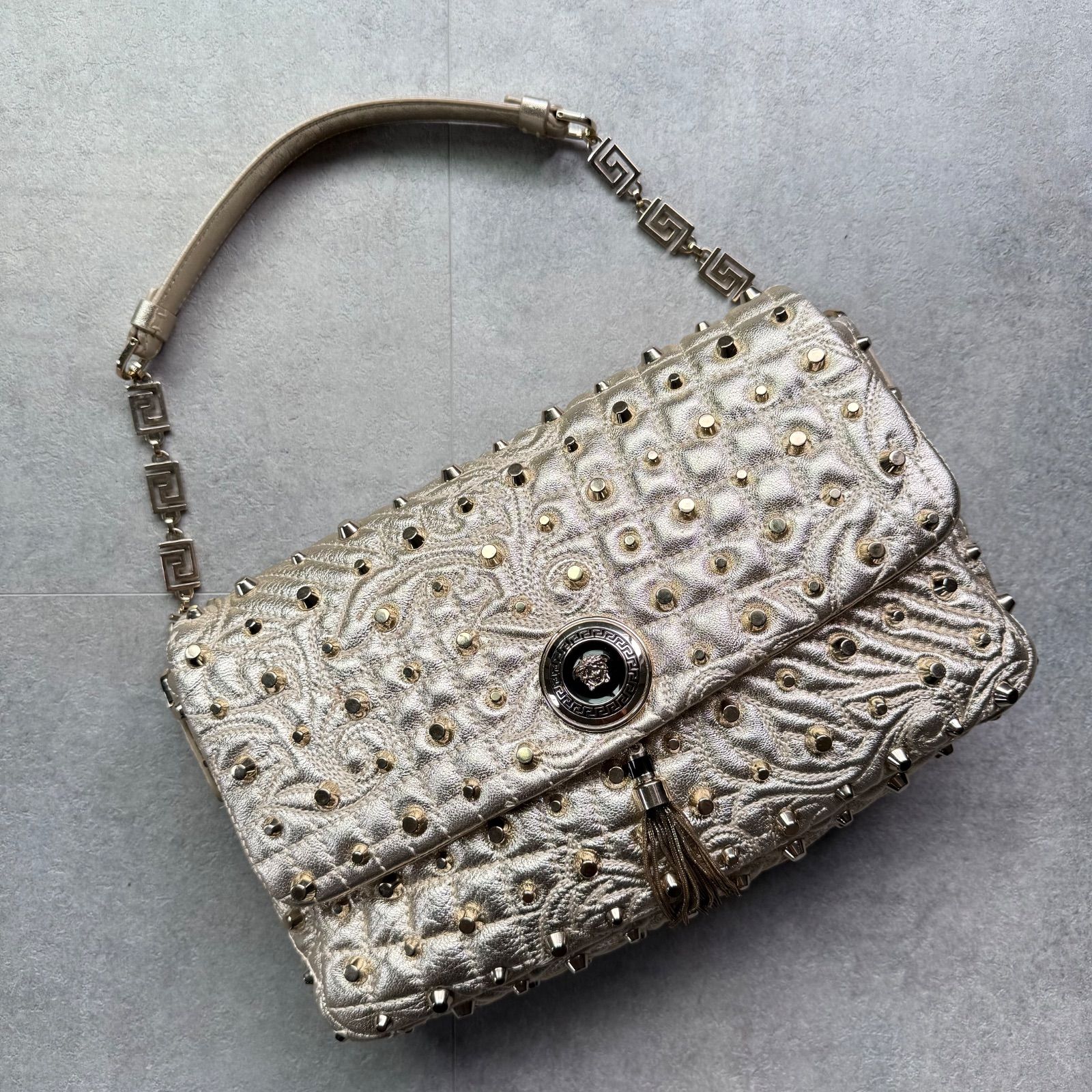 美品 GIANNI VERSACE ジャンニ ヴェルサーチ スタッズ チェーンショルダーバック メデューサ フリンジ レザー ゴールド