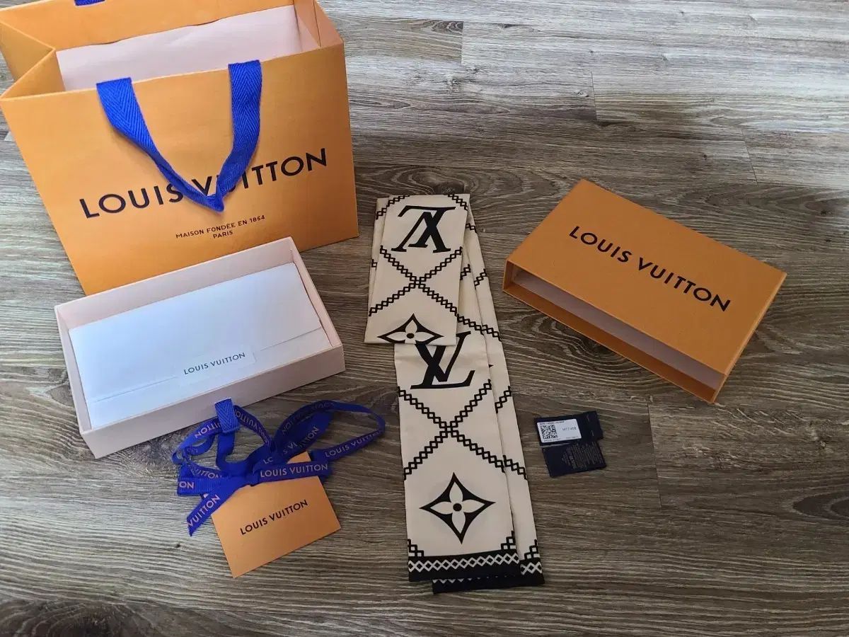 美品★百貨店購入★ルイヴィトン★マフラー★スカーフ★箱、ショッパー付き 新商品級) Louis Vuitton ルイヴィトン バンド スカーフ コンフィ