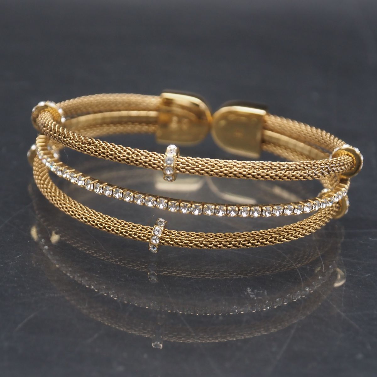 A052 スワロフスキー SWAROVSKI クリスタル バングル ゴールドカラー デザイン 腕輪