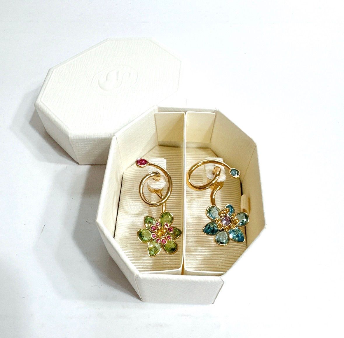 美品 SWAROVSKI スワロフスキー Idyllia ドロップピアス フラワー