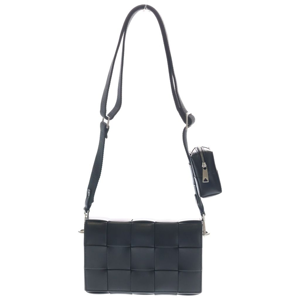 BOTTEGA VENETA (ボッテガヴェネタ) マキシイントレチャートポーチ付き レザーカセット ショルダー バッグ ブラック