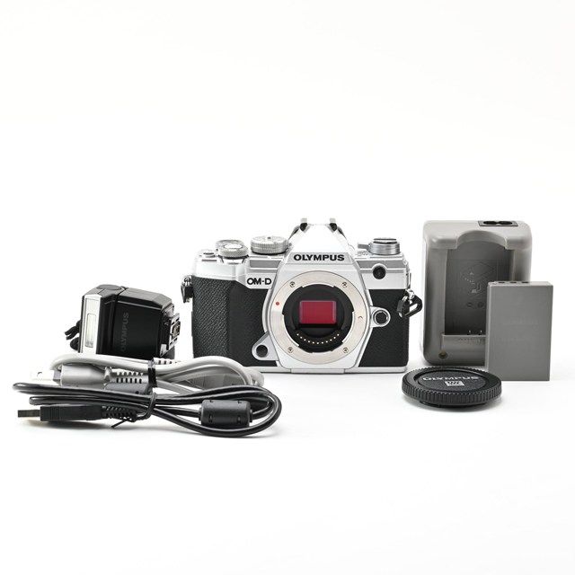 ＜並品＞ OLYMPUS OM-D E-M5 Mark III ボディ シルバー｜ミラーレス一眼カメラ｜シャッター数9,563枚｜動作良好｜実用品｜底部に小打痕・スレあり｜上部塗装剥がれあり