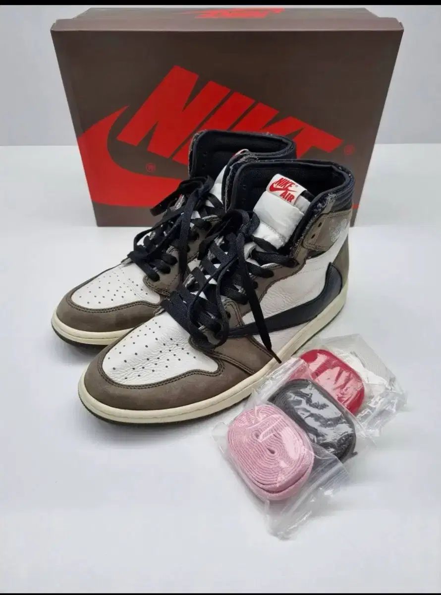 エア ジョーダン 1 レトロ ハイ OG トラヴィス スコット