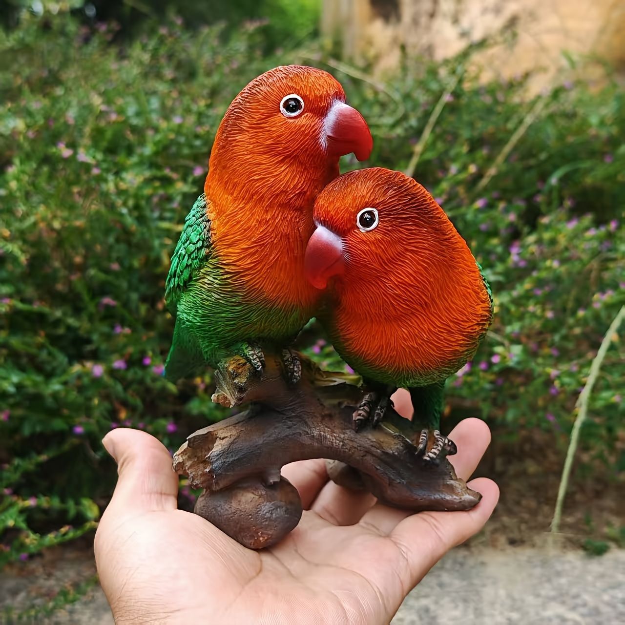 置物 オブジェ ガーデンオーナメント 木に止まっている2匹のインコ トリ とり バード カラフル 屋外 屋内 室内 インテリア 玄関 リビング ダイニング 装飾 庭 ガーデニング 装飾 ガーデン 樹脂 リアル ギフト インテリア用品 贈り物 雑貨