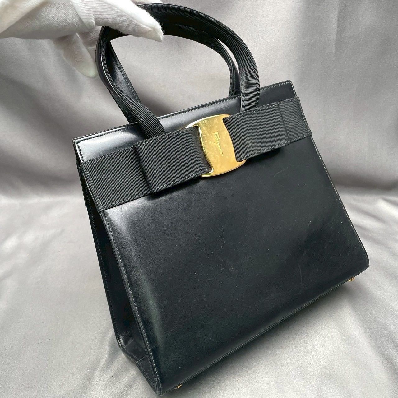 m351 Salvatore Ferragamo サルヴァトーレフェラガモ ヴァラリボン ゴールド金具 レザー 本革ハンドバッグ ミニトートバッグ 37125624