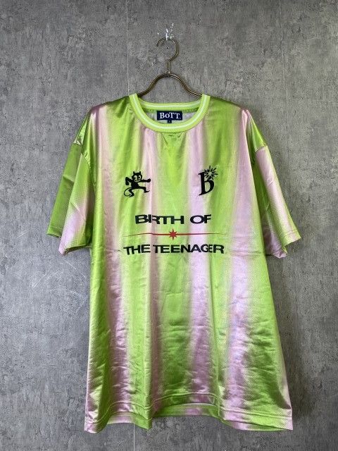 【中古】BOTT ﾎﾞｯﾄ Gradient Soccer Shirt ｸﾞﾗｼﾞｴﾝﾄ ｻｯｶｰ ｼｬﾂ ｸﾞﾗﾃﾞｰｼｮﾝ ｹﾞｰﾑ ｼｬﾂ 25SS ﾋﾟﾝｸ ｸﾞﾘｰﾝ L 33972742
