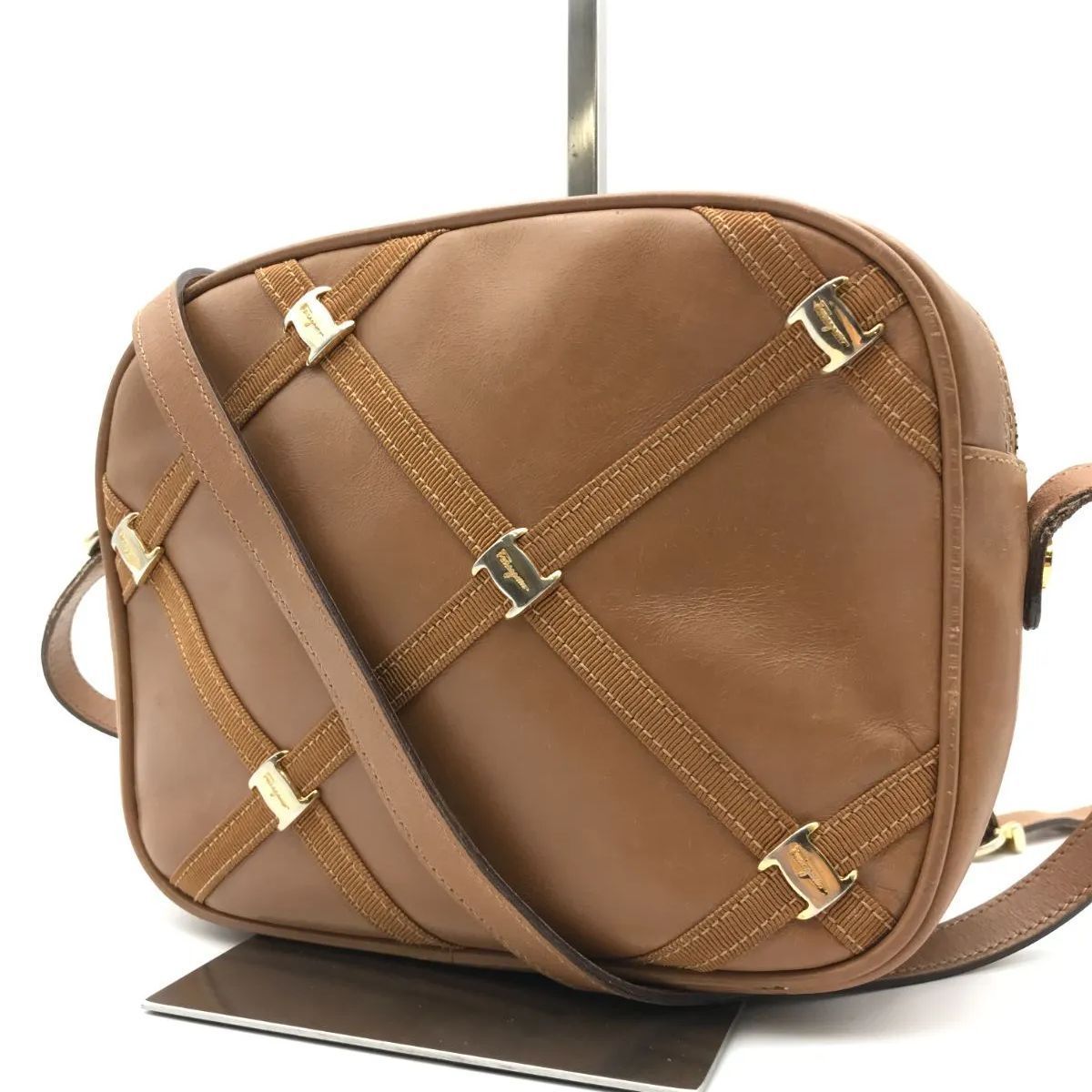 Salvatore Ferragamo ヴァラレザーショルダーバッグ　ブラウン 希少 Salvatore Ferragamo フェラガモ ショルダーバッグ ヴァラ
