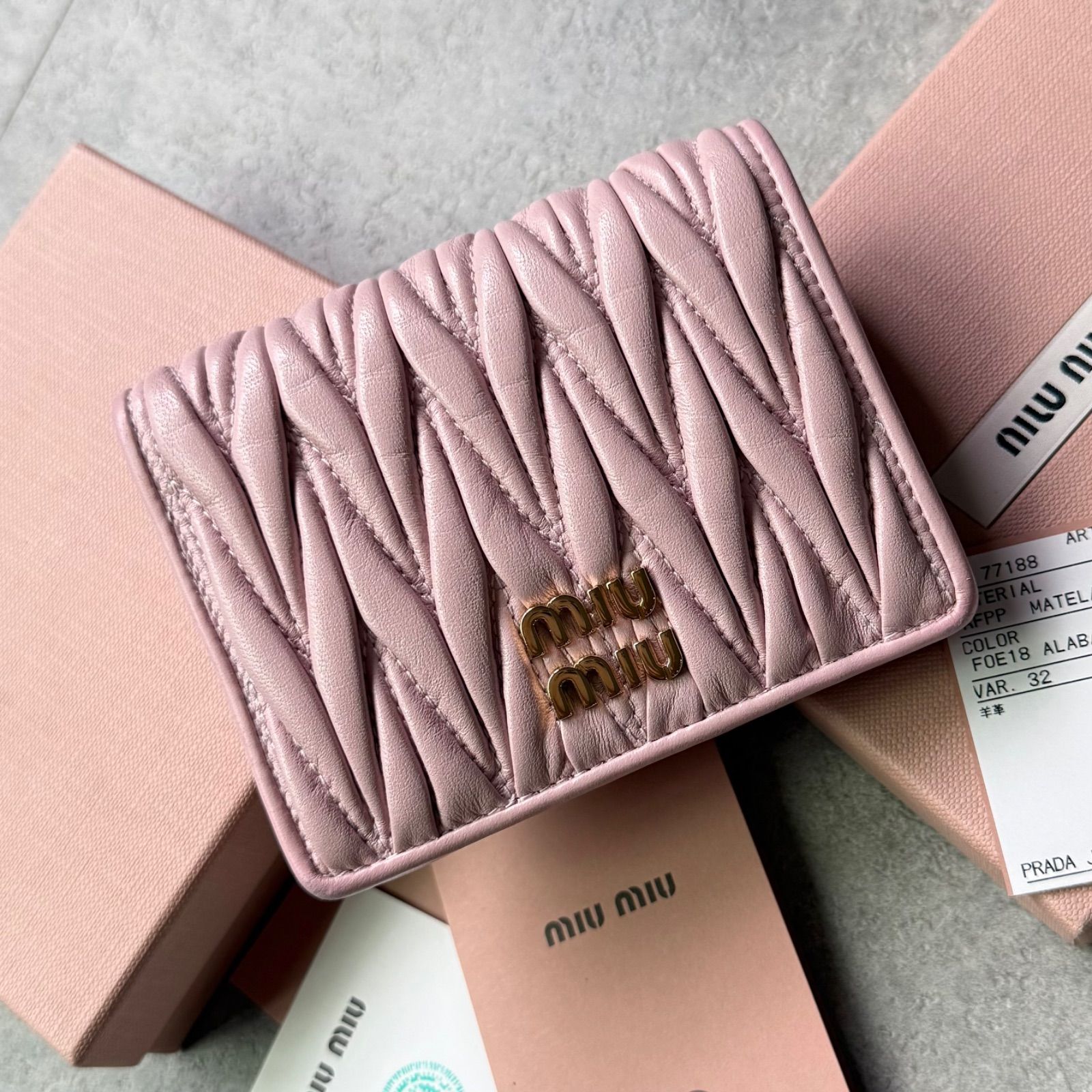 MIU MIU ミュウミュウ マテラッセ 二つ折り財布 ロゴ金具 ピンク レザー コンパクトウォレット 5mv204