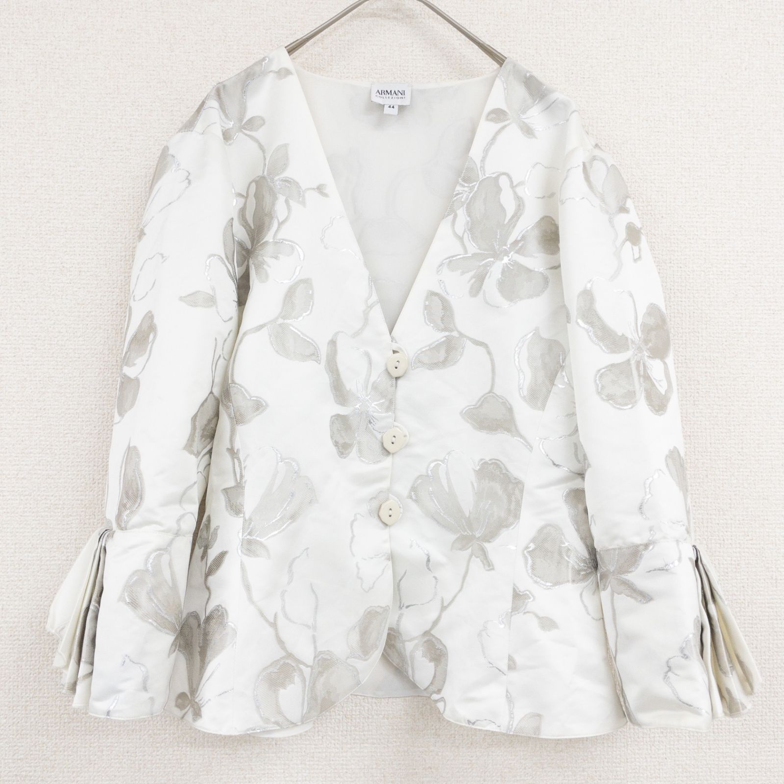 ARMANI COLLEZIONI アルマーニコレッツォーニ ノーカラージャケット 花柄 総柄 袖口フリル アセテート ポリエステル ホワイト チュニジア製 レディース 44 b01716