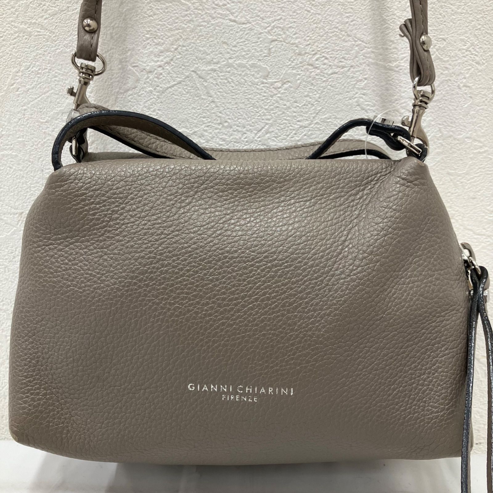 4878　GIANNI CHIARINI　ジャンニキアリーニ　ジャンニキャリーニ　 ハンドバッグ　2way　ショルダーバッグ　ALIFA　アリファ　 グレージュ系　レザー　無地　ロゴ　レディース