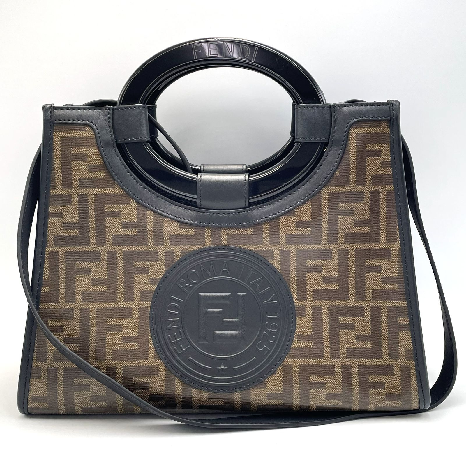 【ロゴハンドルが目を惹く人気モデル/美品】FENDI フェンディ ズッカ柄 ラナウェイショッパー 8BH353 2WAY ショルダーバッグ ハンドバッグ PVC レザー ブラック ブラウン ゴールド 丸型ハンドル レディース ブランドバッグ 当店基準真贋確認済