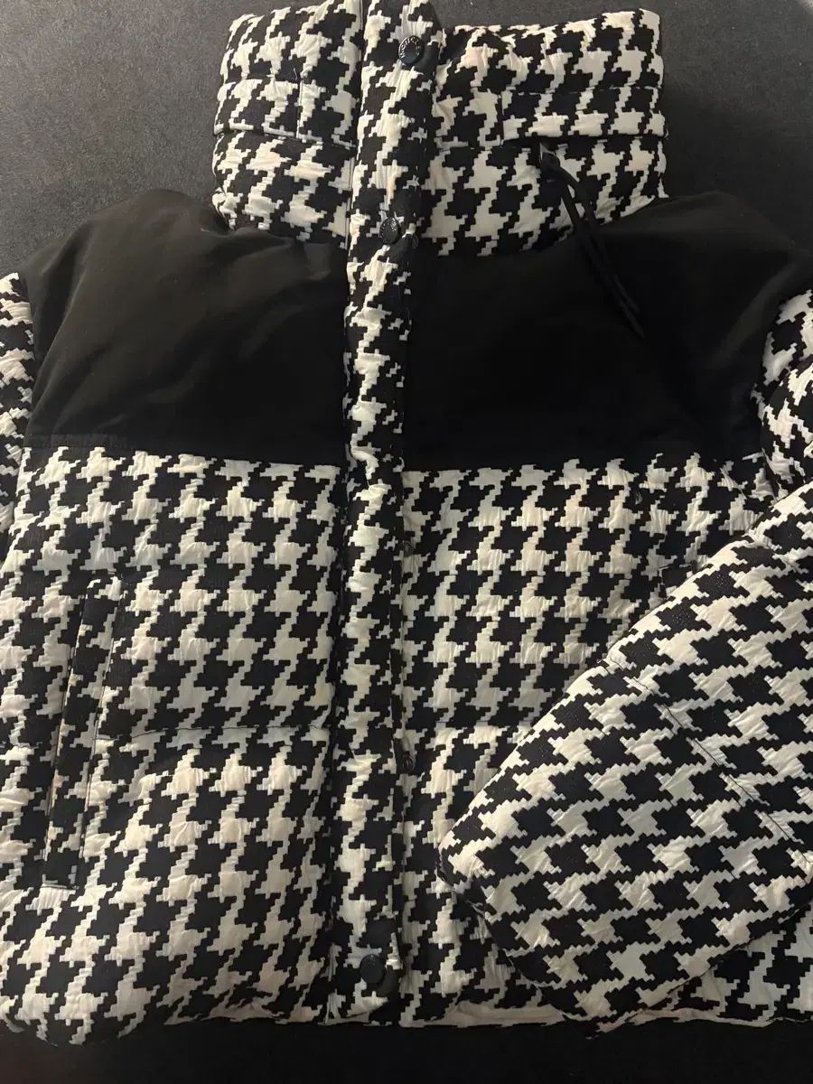 MONCLER (モンクレール) のニール ハウンドトゥース パファー ジャケット (在庫処分 可能)