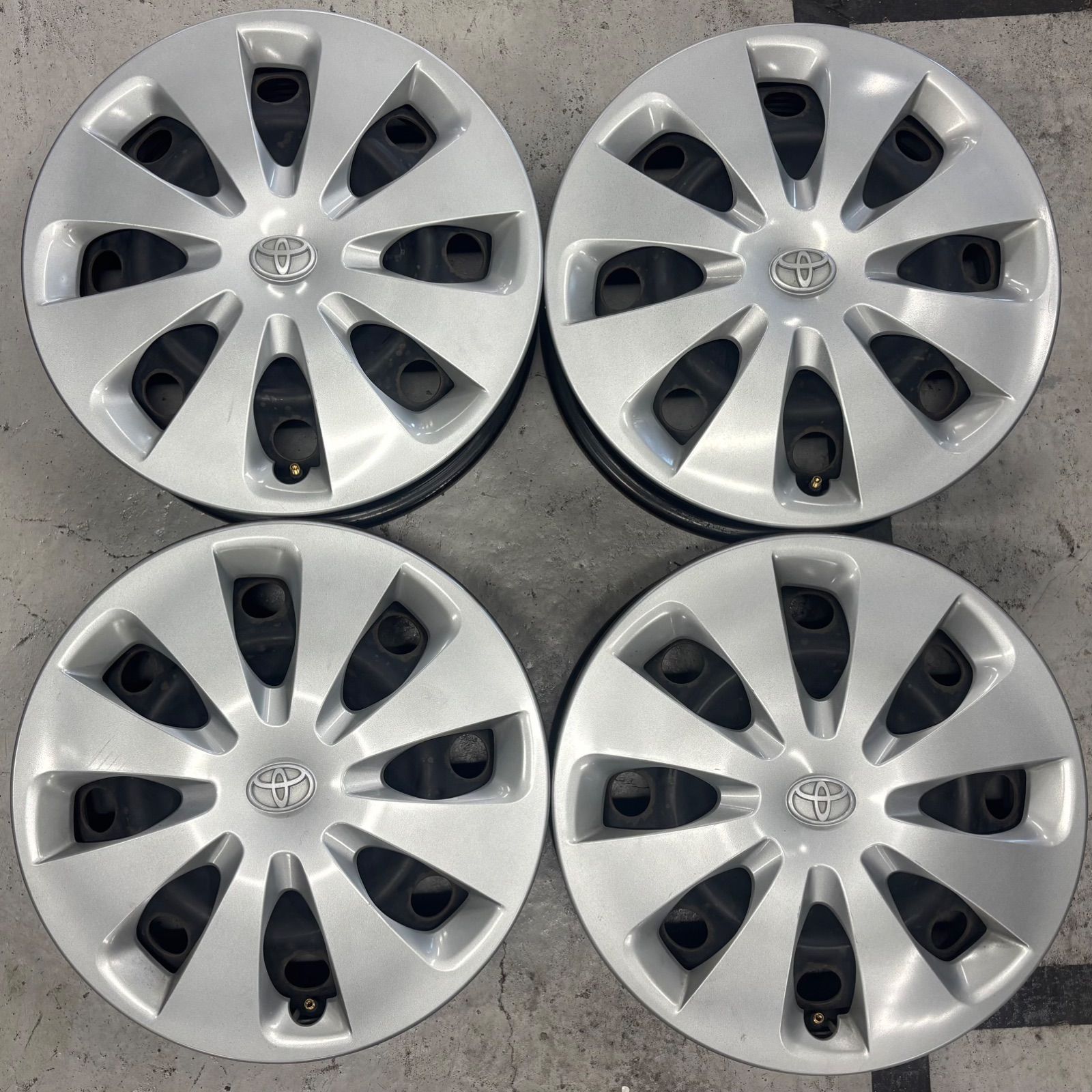 H3005☆送料込み！TOYOTA純正ホイールキャップ付スチールホイール　15インチ　アクア使用☆