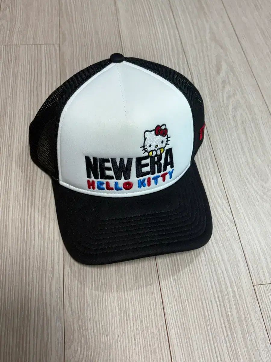 NEW ERA ハローキティ Aフレーム トラッカー ベースボールキャップ