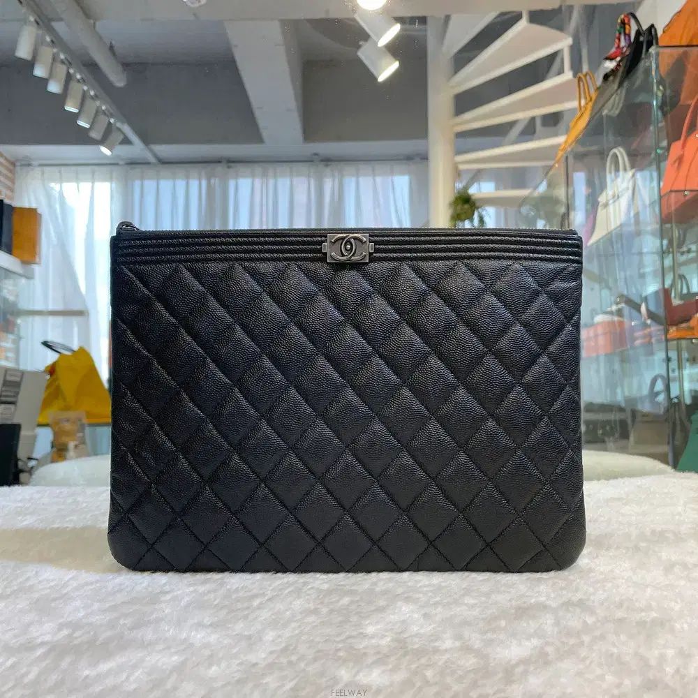 CHANEL シャネル キャビア ボーイクラッチバッグ ニューミディ ブラック/シルバー 25番台-E040201