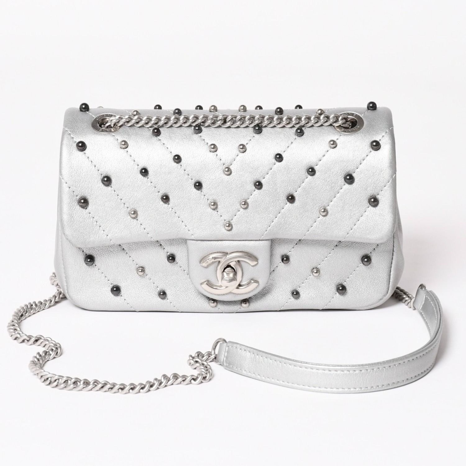 CHANEL シャネル シェブロン スタッド ウォーズ チェーンショルダーバッグ 24番台 ココマーク カーフスキン シルバー金具 美品 中古 4a003691