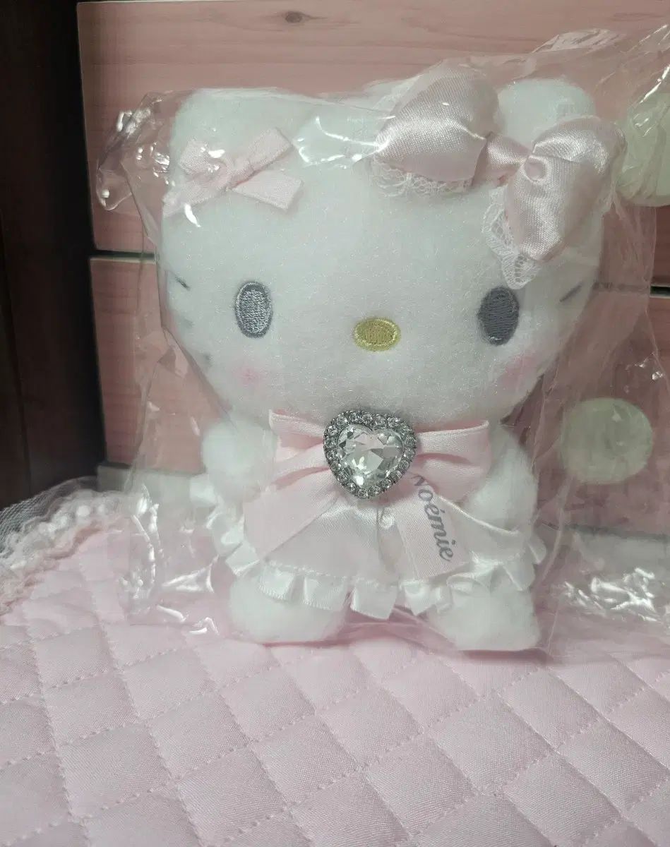 （日本正規品・限定モデル）サンリオ ノエミー NOEMIE オリジナル ハローキティ ぬいぐるみ キー