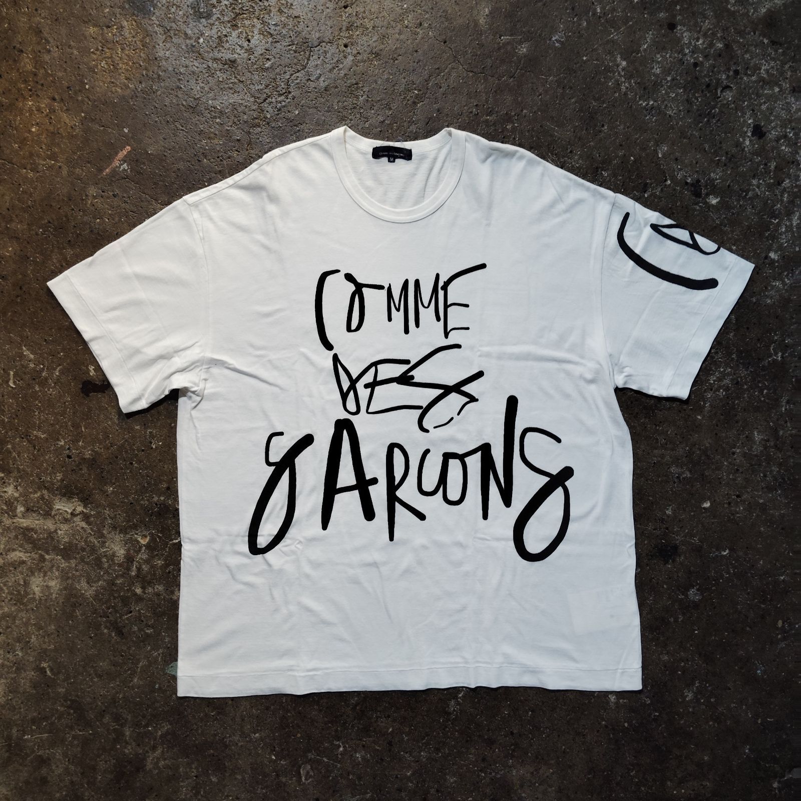 COMME des GARCONS AD2023 青山オリジナル Lea Colombo 手書きロゴプリントTシャツ 横 M コムデギャルソン KK-T104