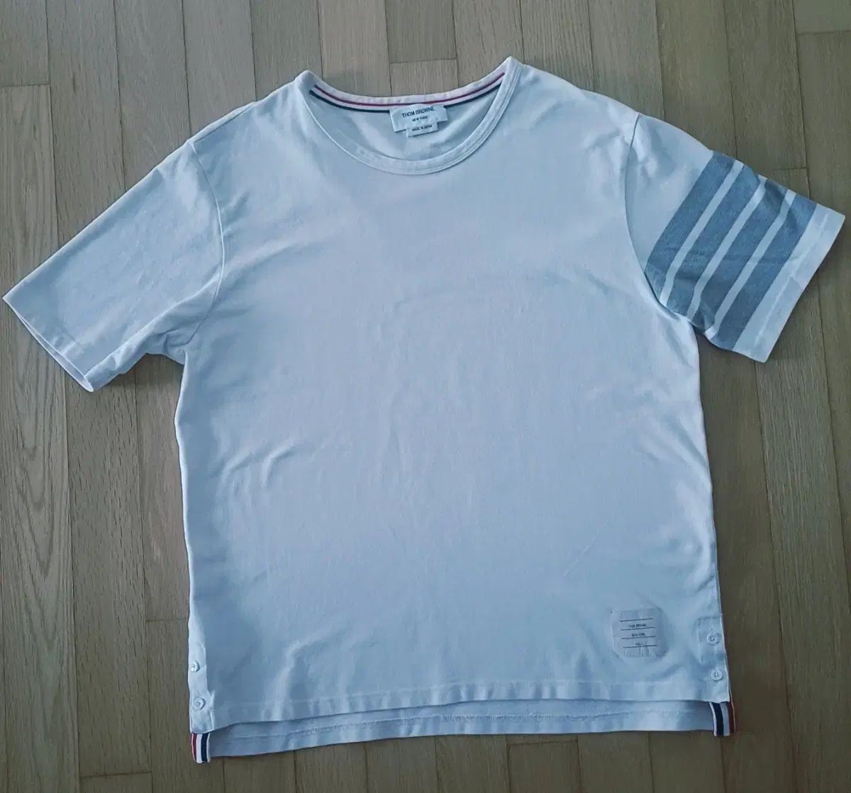 トム・ブラウン 半袖Tシャツ 白 ストライプ