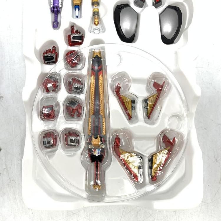中古】S.H.Figuarts 真骨彫製法 仮面ライダーカブト ハイパーフォーム