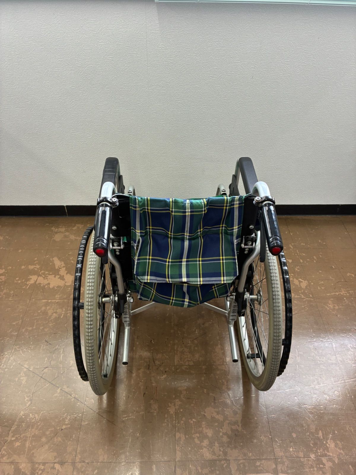 ke0611-18 Y-7 現地のみ カワムラサイクル 自走用車椅子 チェック柄