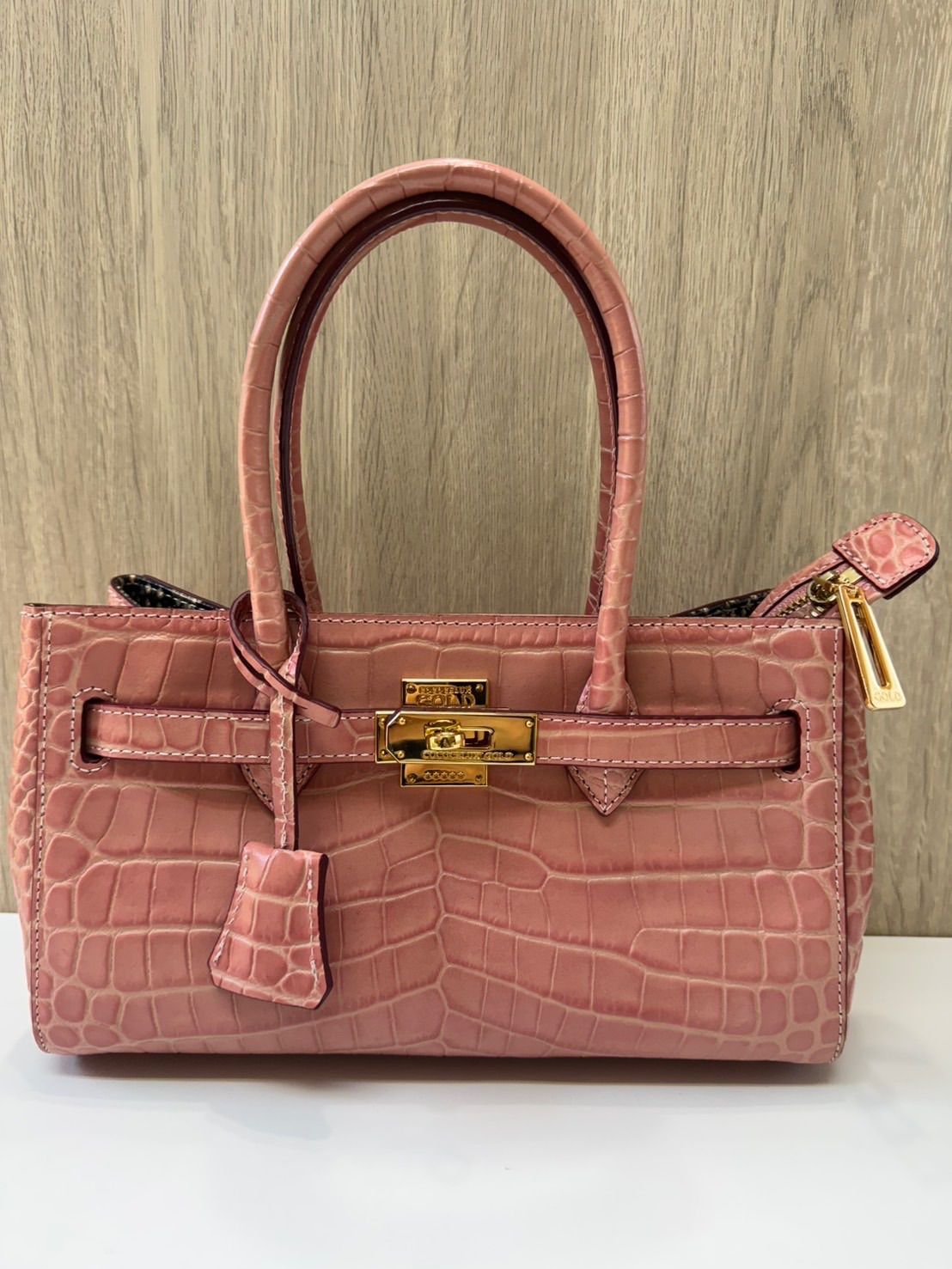 【美品】 COCOSELUXGOLDココセリュックスゴールド クロコ型押し 2WAY バンドバッグ/ショルダーバッグ ピンク レザー ファッション小物 手提げ バッグかばん 保存袋付き 現状品