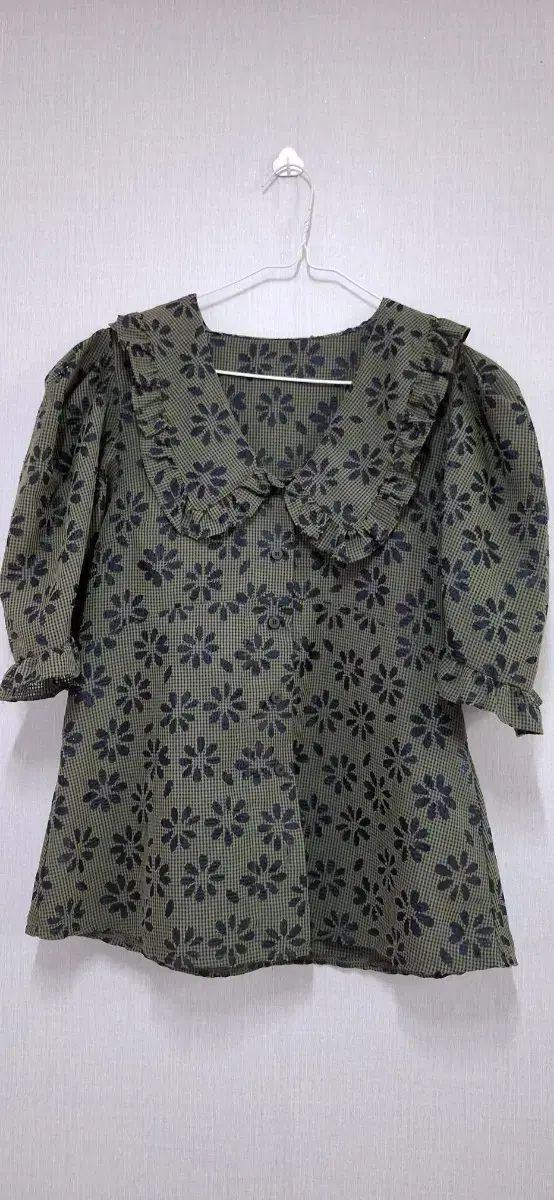 カーキ色 花柄シャーリングブラウス