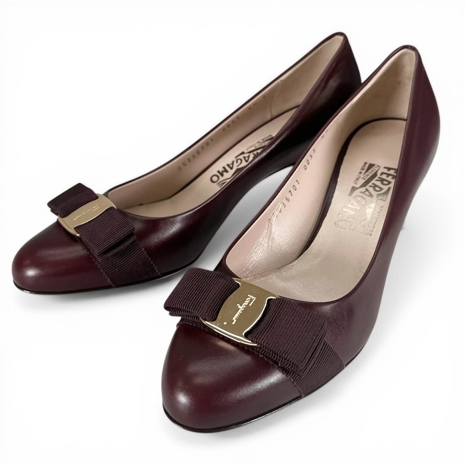 未使用品▲Salvatore Ferragamo サルヴァトーレフェラガモ CARLA 55 ヴァラリボン レザー パンプス ブラウン ゴールド金具 6.5 イタリア製 レディース 箱・保存袋付き