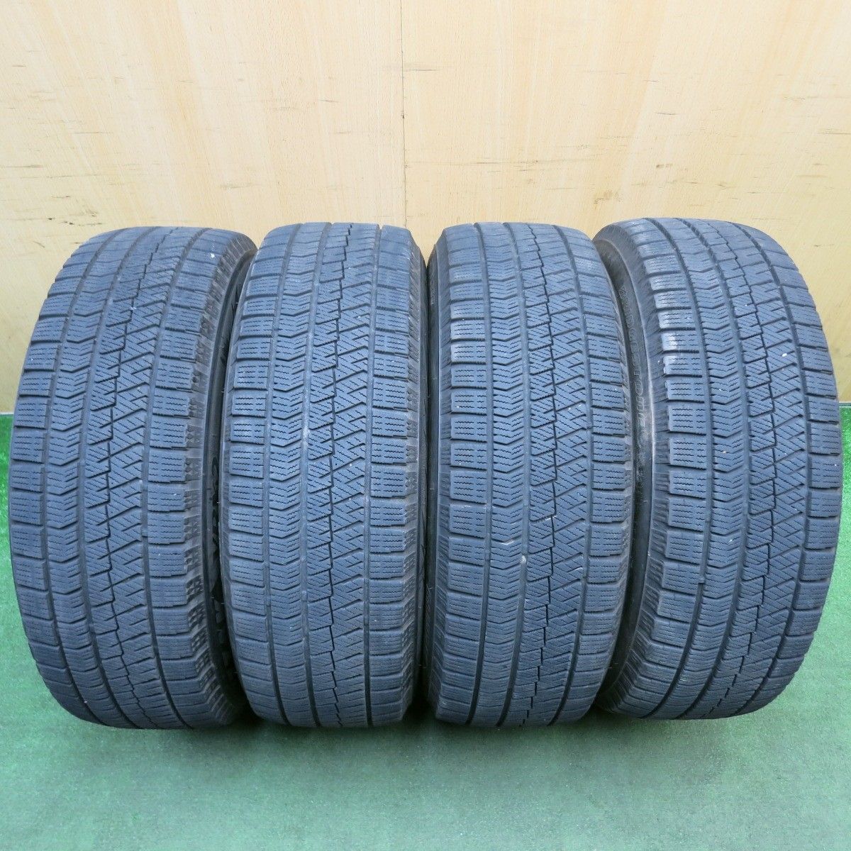 バリ溝！キレイ！8.5分☆スタッドレス 215/65R16 ブリヂストン 