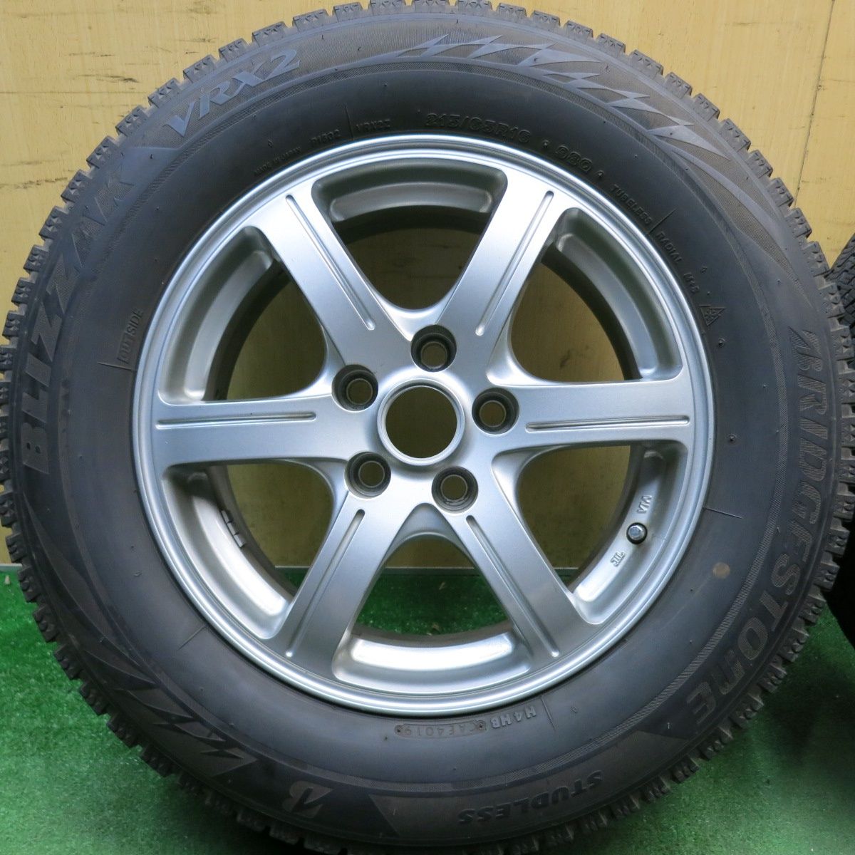 バリ溝！キレイ！8.5分☆スタッドレス 215/65R16 ブリヂストン 