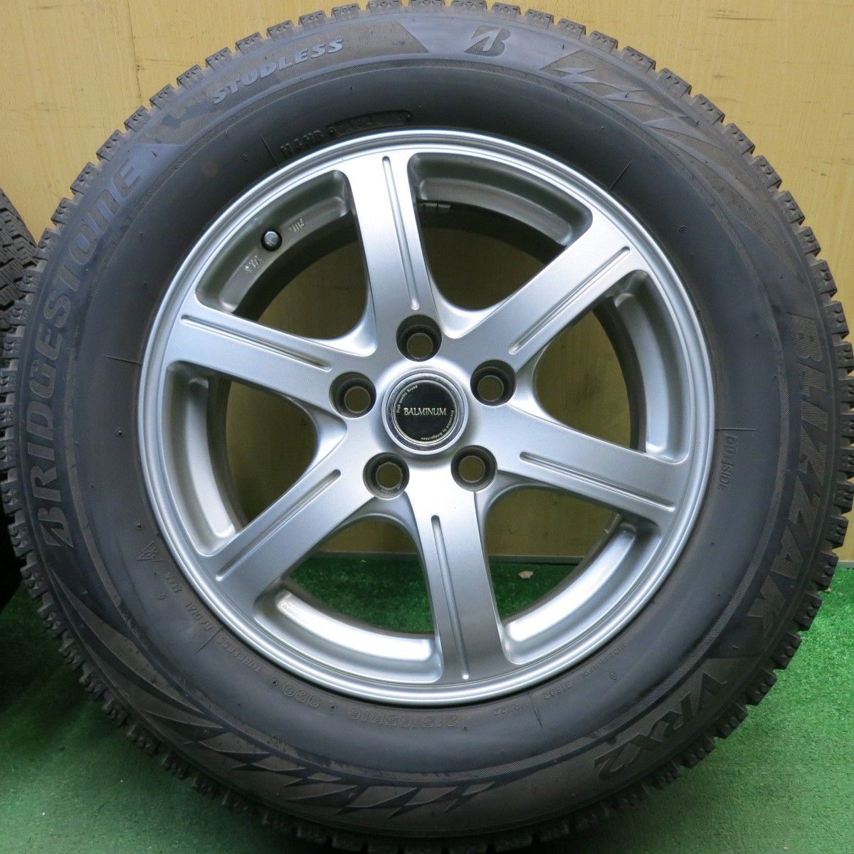 バリ溝！キレイ！8.5分☆スタッドレス 215/65R16 ブリヂストン 