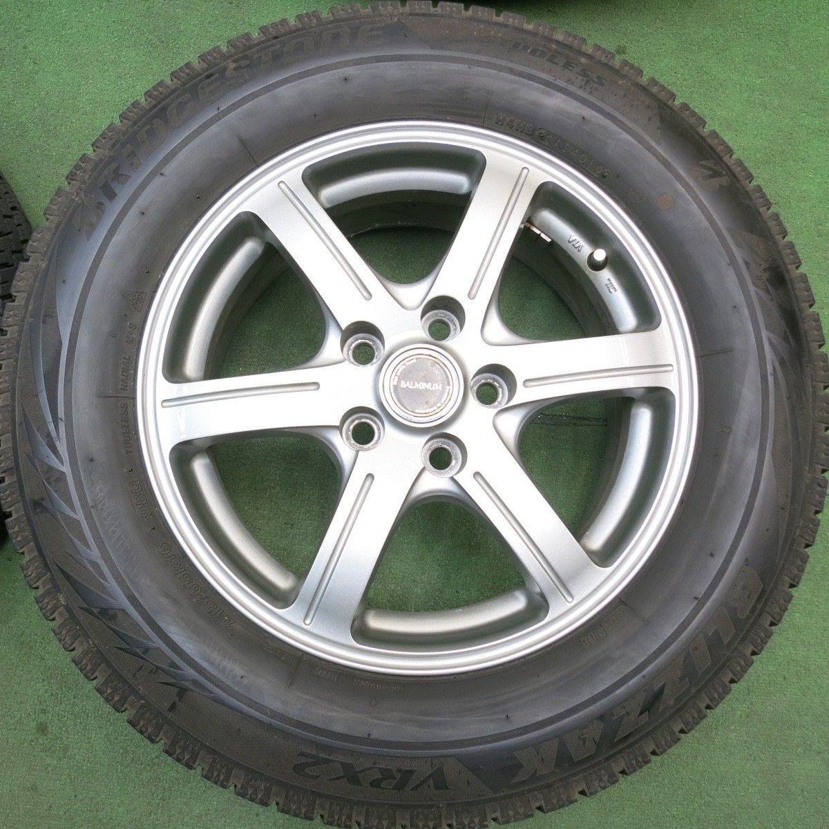 バリ溝！キレイ！8.5分☆スタッドレス 215/65R16 ブリヂストン 
