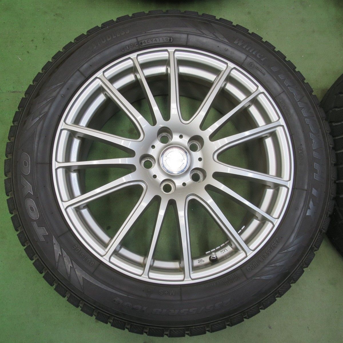 バリ溝！キレイ！9.5分☆スタッドレス 235/55R18 トーヨー ウインター 