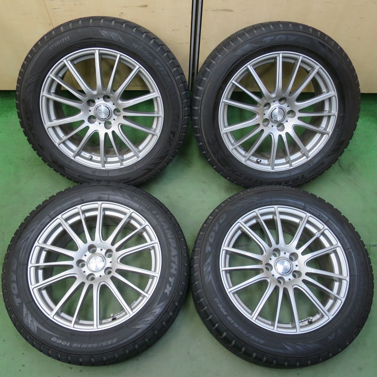 バリ溝！キレイ！9.5分★スタッドレス 235/55R18 トーヨー ウインター トランパス TX ravrion selzer ラブリオン 18インチ PCD114.3/5H★6060407イス