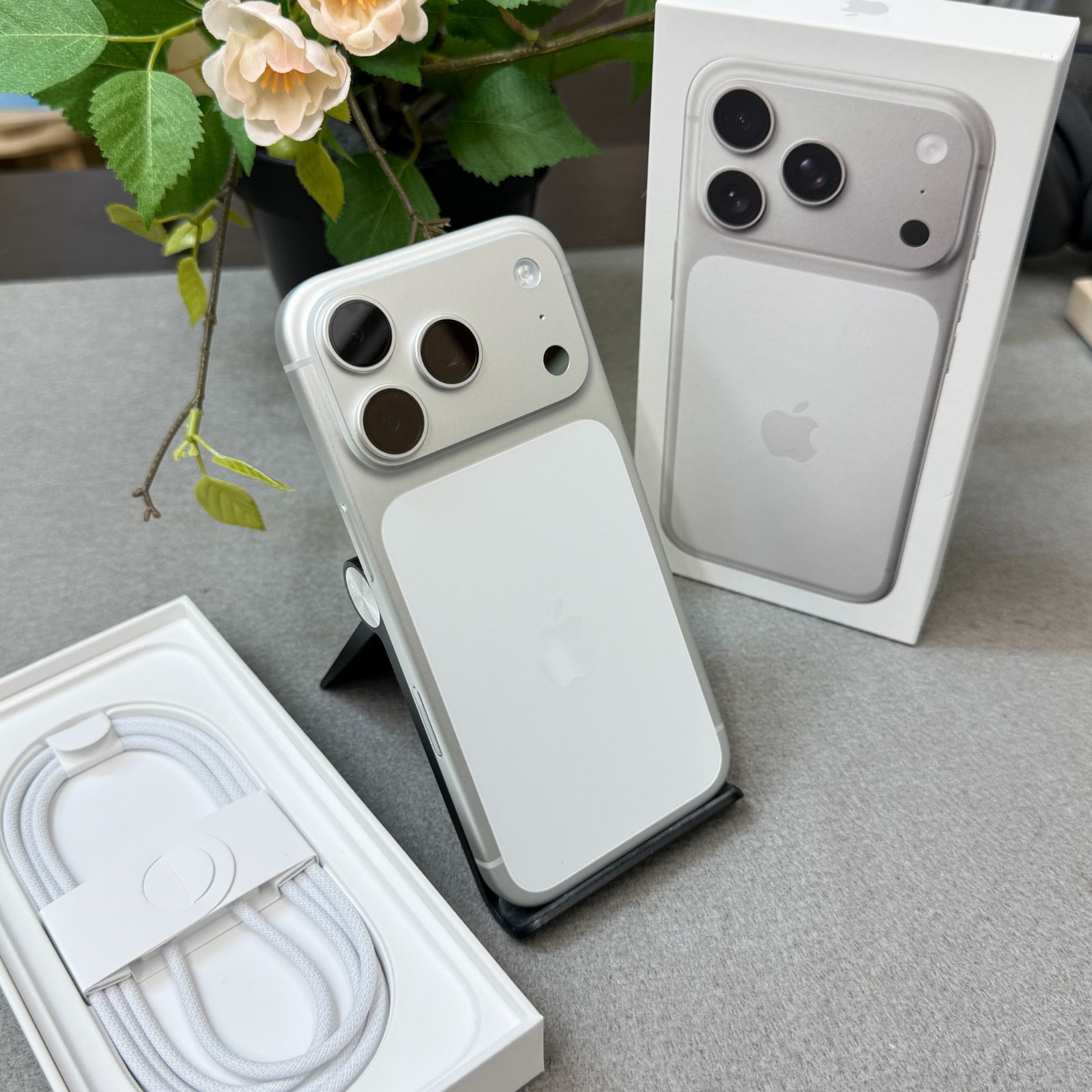 新品同様 バッテリー100% iPhone 17Pro 256GB シルバー国内版 SIMフリー