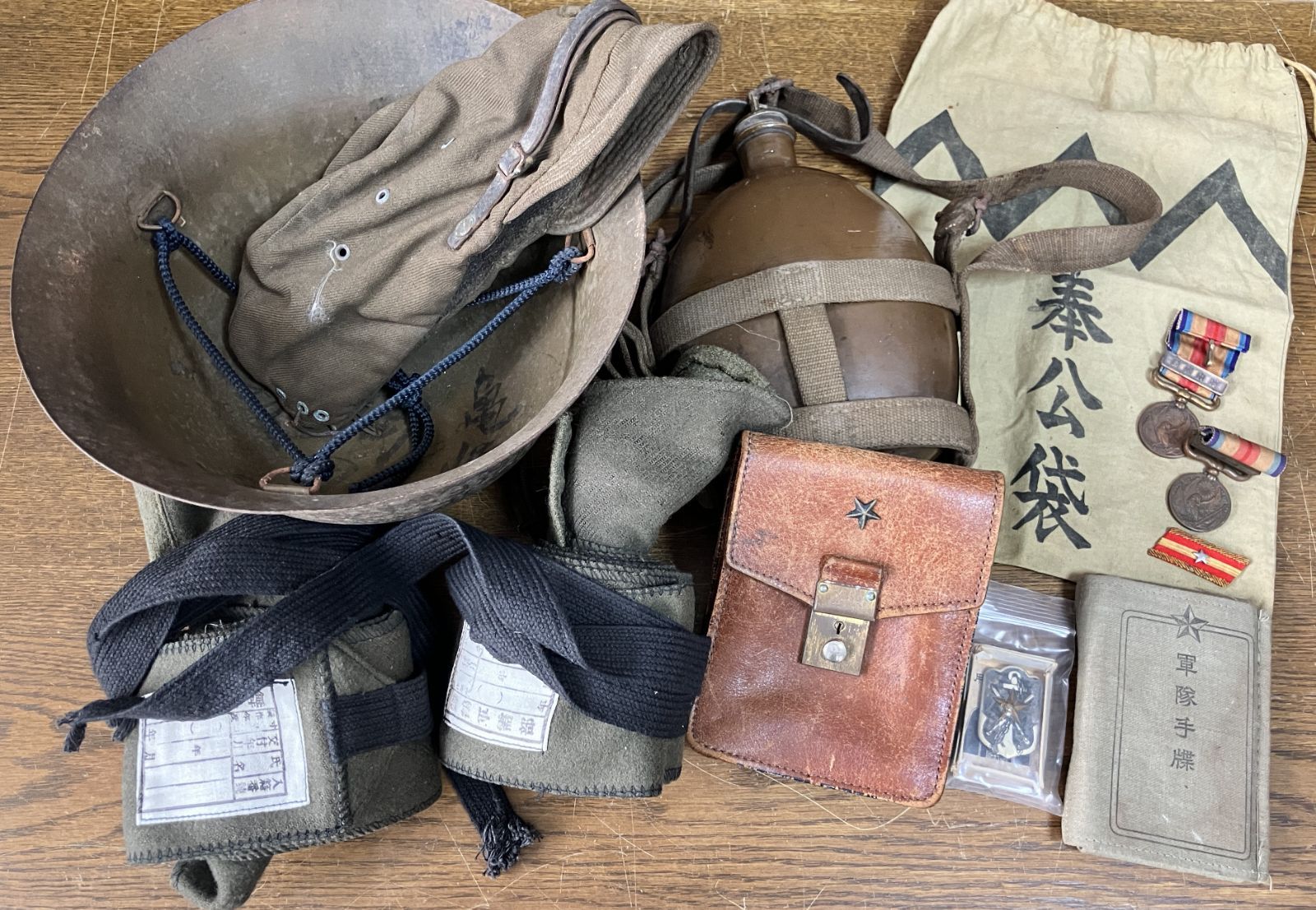 当時物 日本軍 軍隊装備まとめ 鉄兜 軍隊手帳 奉公袋 水筒 ゲートル 勲章 バッジ 他 #1369